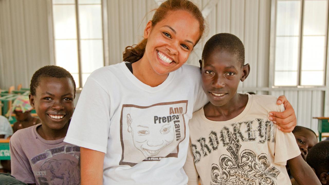 L. Carolina Tav&aacute;rez Varela with school children in Haiti