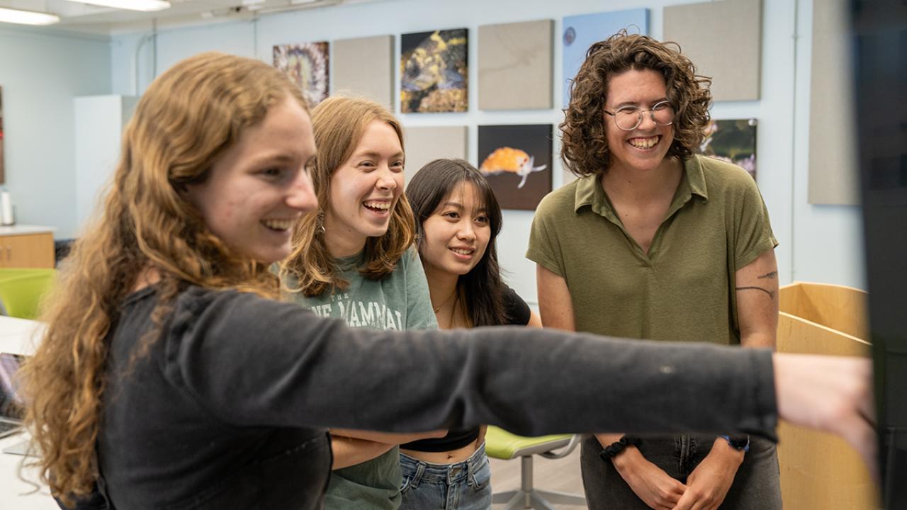 Claire Murphy (right), a Ph.D. candidate in the Population Biology Graduate Group, mentors a group of UC Davis undergraduates in Storer Hall. Murphy was honored with the 2025 CBS Dean’s Mentorship Award for her dedication to fostering inclusion and curiosity in science through hands-on research and guidance. (Katrina Huynh/UC Davis)